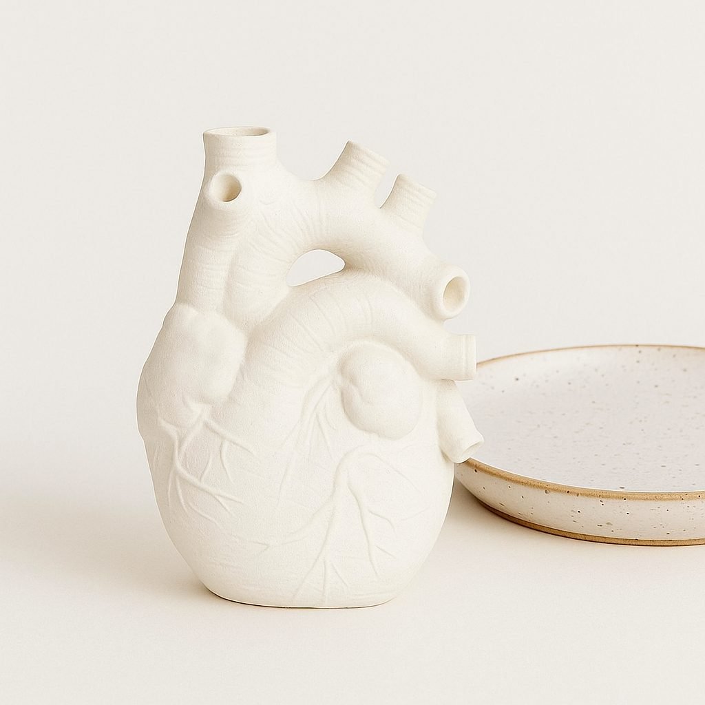 Jarrón Decorativo Corazón Humano – Pieza Multifuncional de Cerámica Hecha a Mano