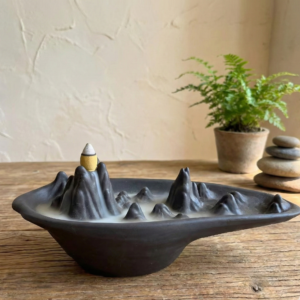 Quemador de incienso de reflujo paisaje montaña