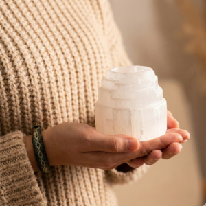 Candelabro de Selenita Alta Montaña iluminado con una vela - AromArte