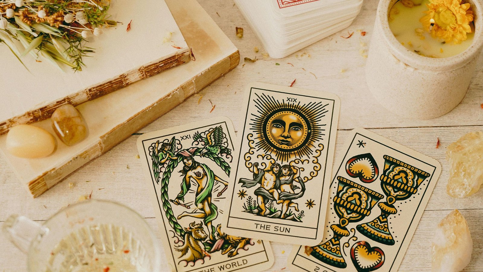 Qué es un oráculo y en qué se diferencia del tarot