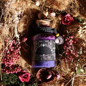 Botella de boticario con sales de baño de amor, pétalos de rosa y un amuleto de cuarzo rosa colgado del cuello.